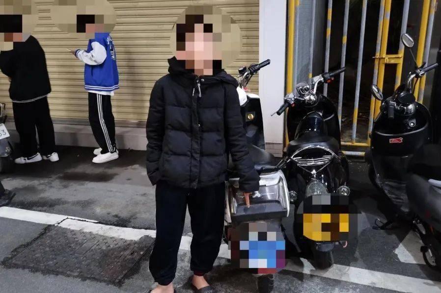 黑龙江，一名未成年少年看到路边摩托车钥匙未拔，一时冲动下，驾驶摩托车上了路，结果