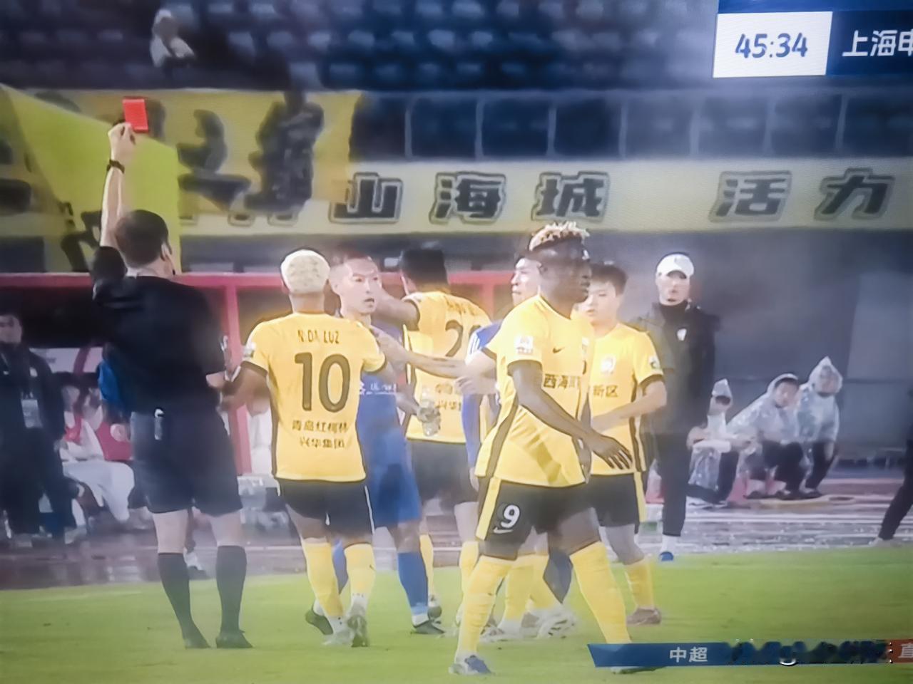 张呈栋直红，上半场没有结束，青岛西海岸已经被罚下两人！
      这场比赛没法