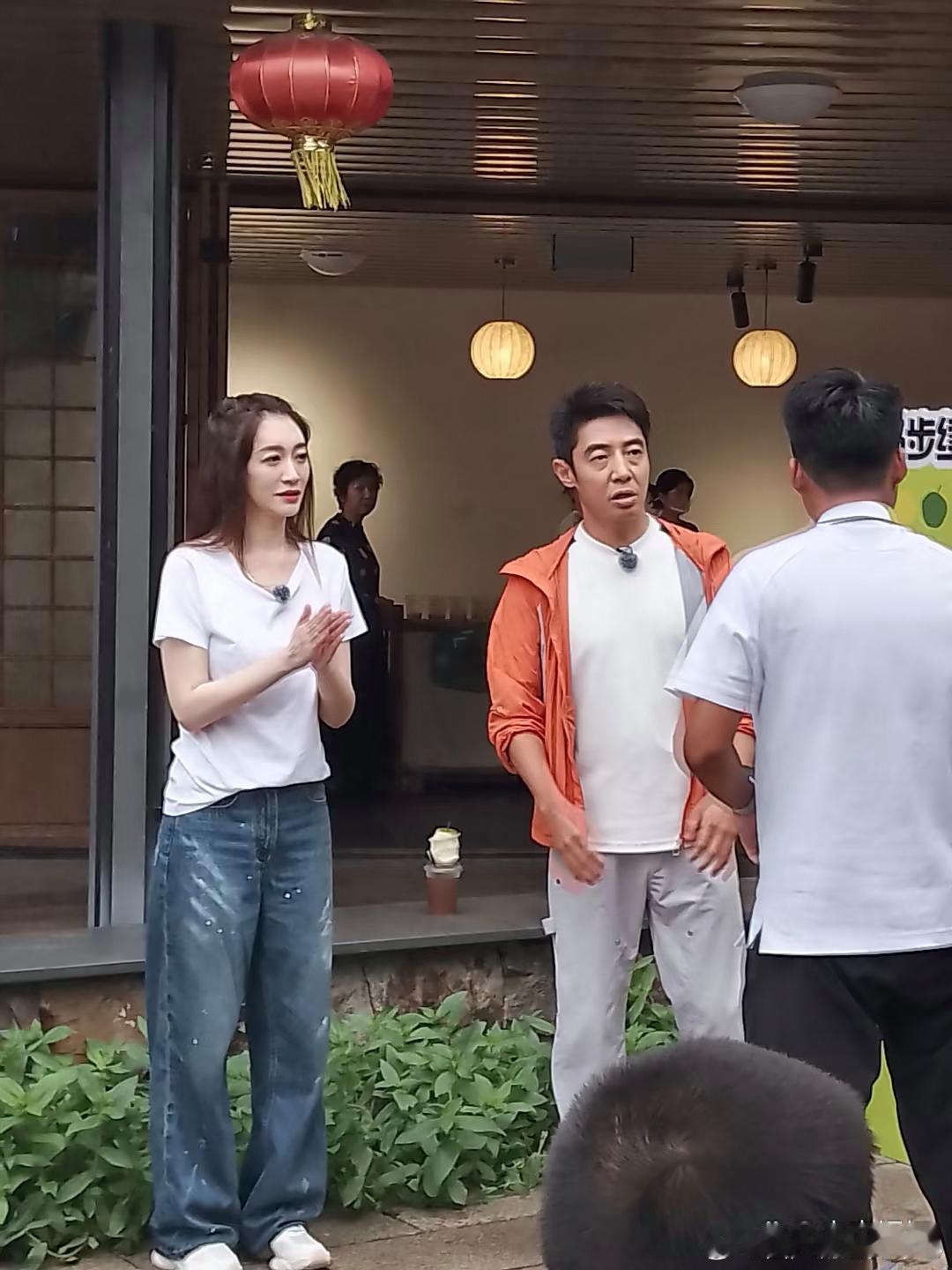 49岁李小冉现身江苏，她真人好瘦，皮肤白到发光，看着太年轻了！ ​​​