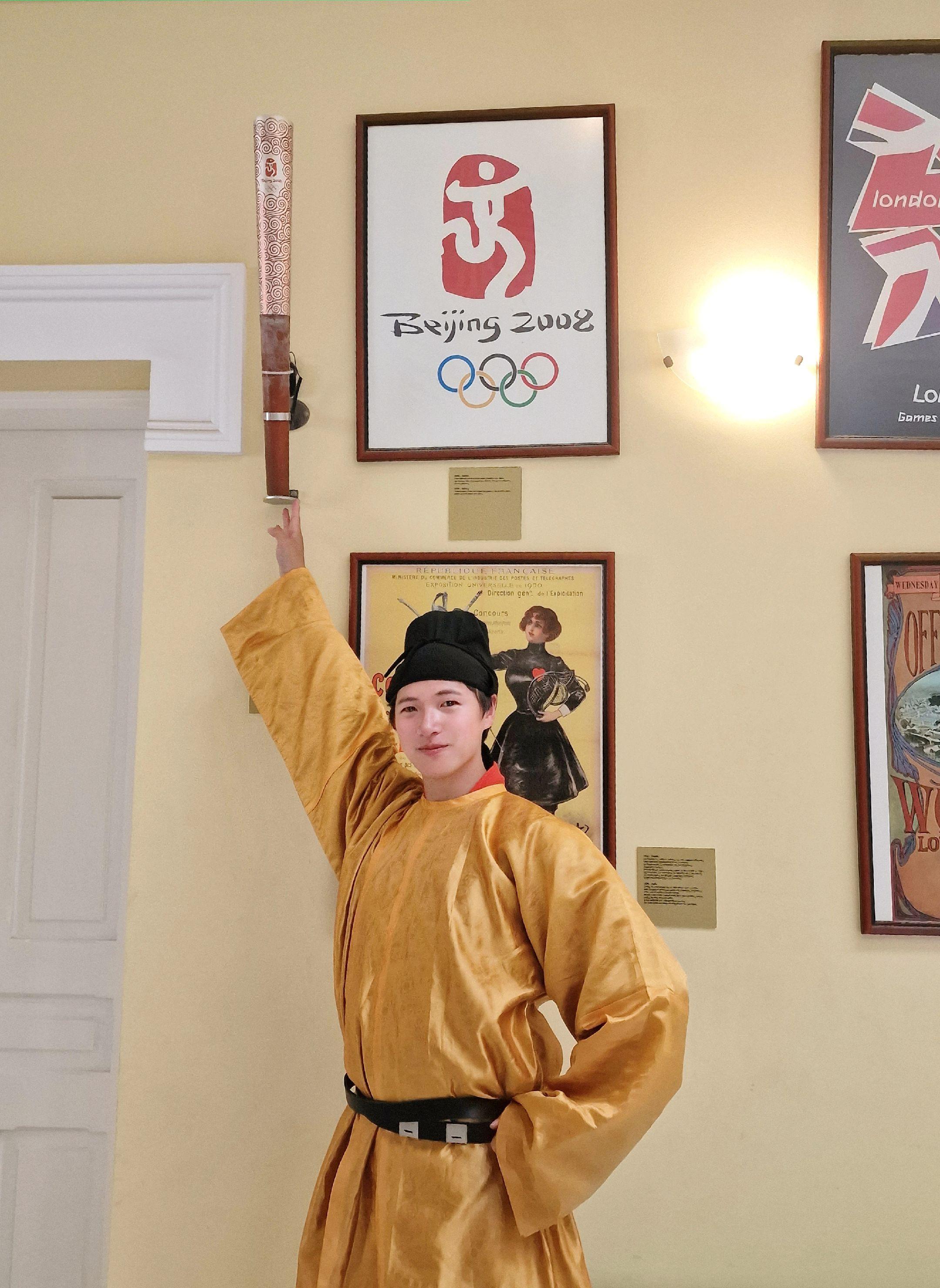 橄榄冠与北京奥运火炬！在雅典穿上汉服奔跑。【首届奥运举办地雅典帕那辛纳...