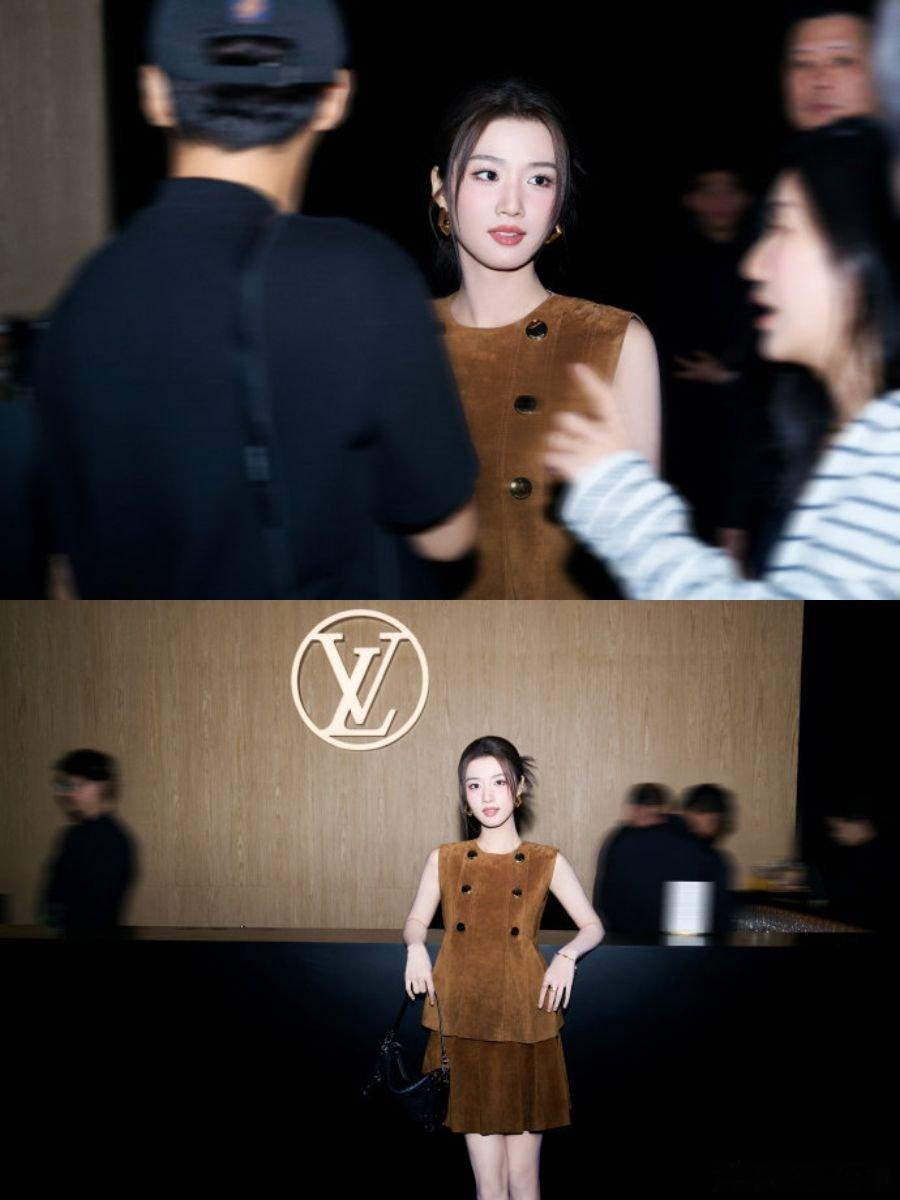 以前是清纯妹妹，现在是气场全开的时尚刺客，瘦身之后腰线马甲线直接杀疯 