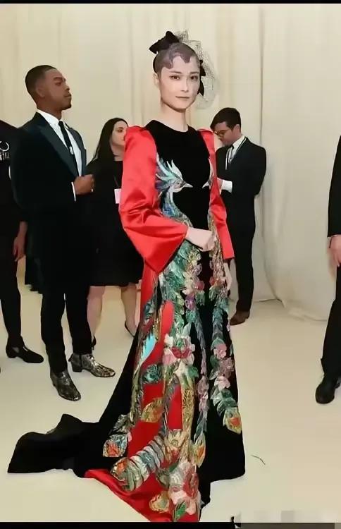 李宇春这是什么装扮？头上又是什么造型？这是内涵中国风吗？可我怎么看着别扭呢？
以