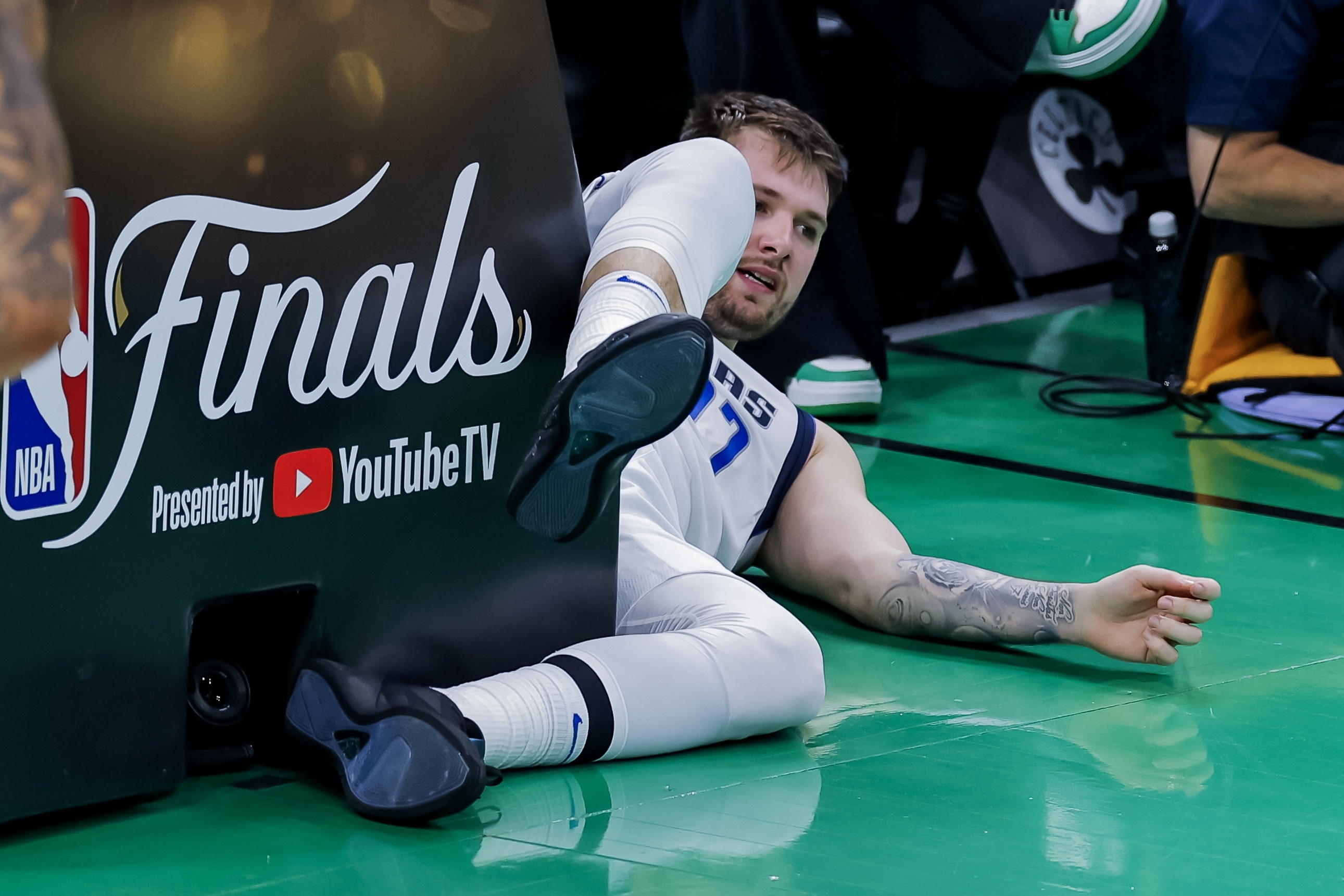 #东契奇六犯离场# 有点意思！前NBA球员埃文-特纳发推：“亲爱的NBA，在比赛