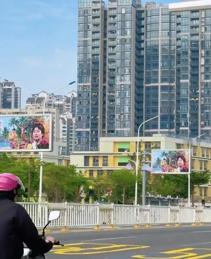 全红婵爸妈走在街头，看到女儿的大幅广告牌林立，那心里指定跟灌了蜜似的！全红婵从农