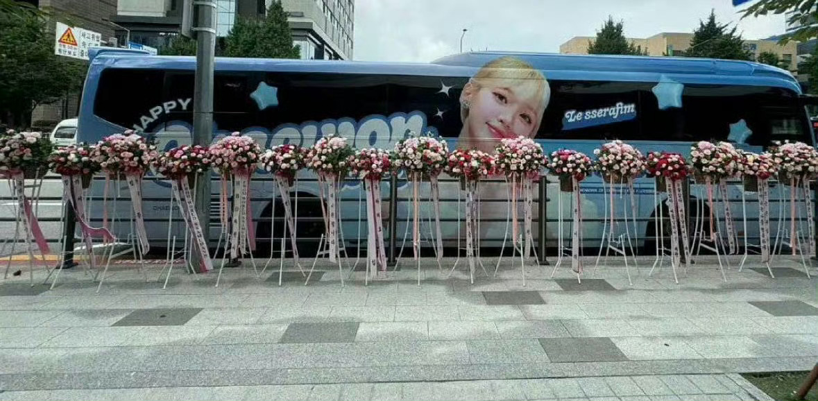 继金采源生日花圈事件后NewJeans粉丝仍不放过病休的金采源和Moka境萌花 