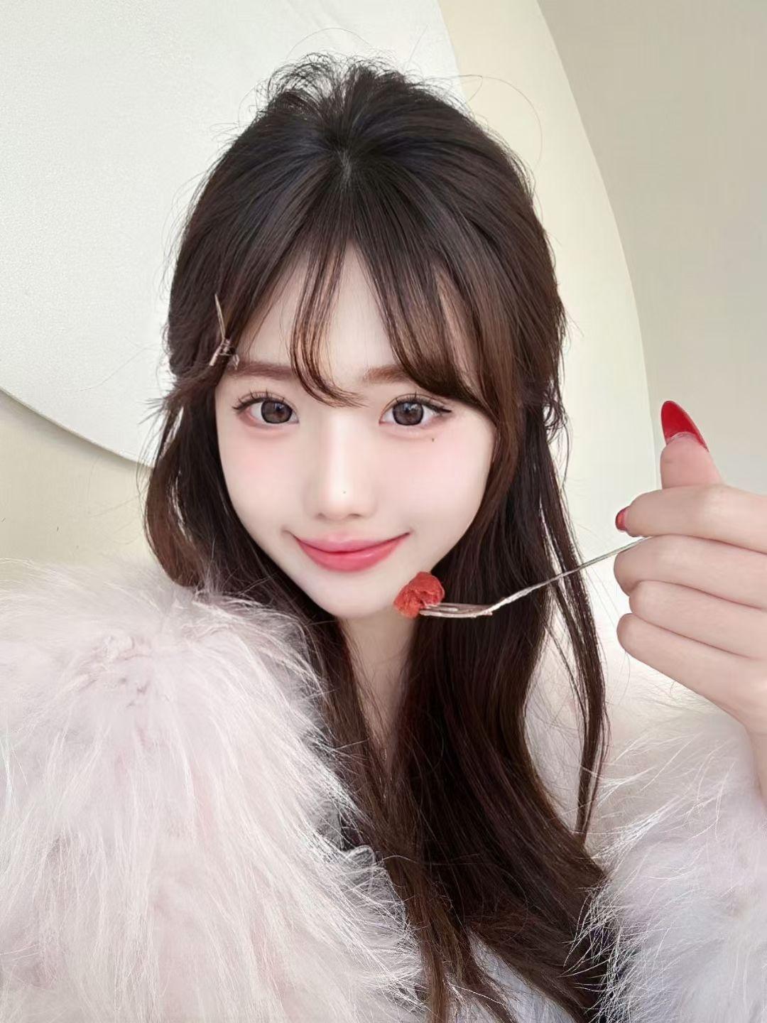 甜美少女心爆棚，粉嫩妆容与毛绒外套的完美搭配，谁还不是个可爱的小公主呢？💖💖