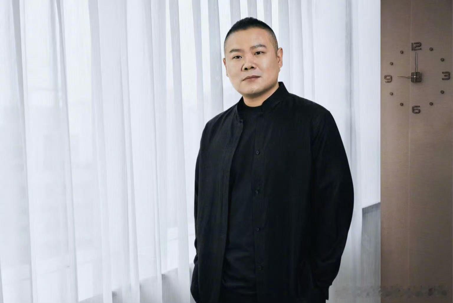 以为岳云鹏马頔在上海说相声天才厨人 两人现身上海参与节目录制，交流时带着地道京腔