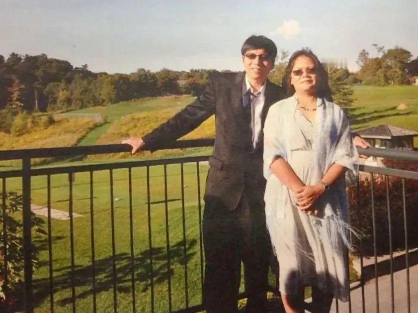 深夜，月色蒙蒙。一个宁静的别 墅区里，发生了一件令人毛骨悚然的谋杀案。一对中年夫