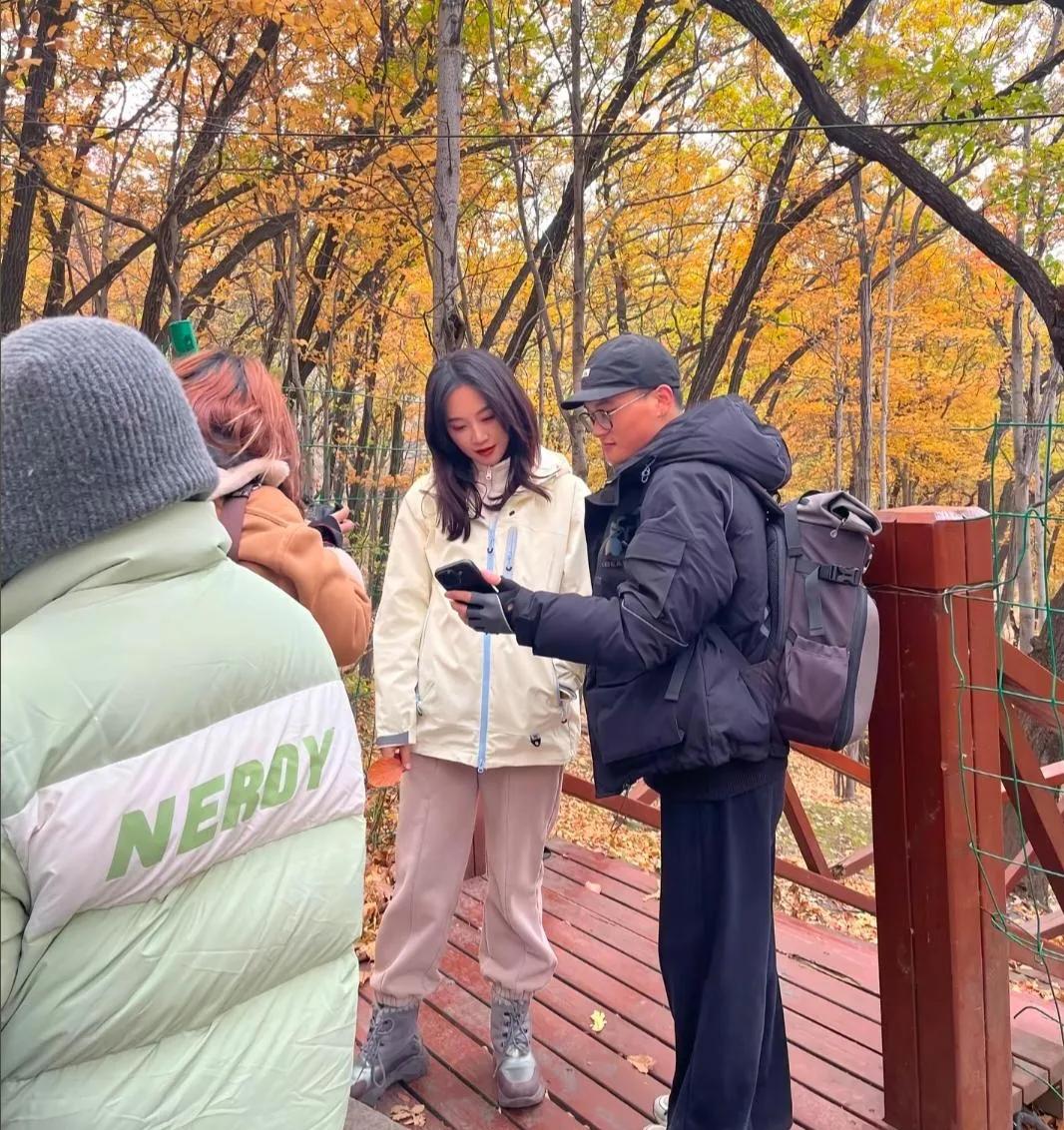蓝盈莹吉林爬山赏秋，私服造型美到犯规！
 
秋日吉林的山林里，蓝盈莹一身浅色系登