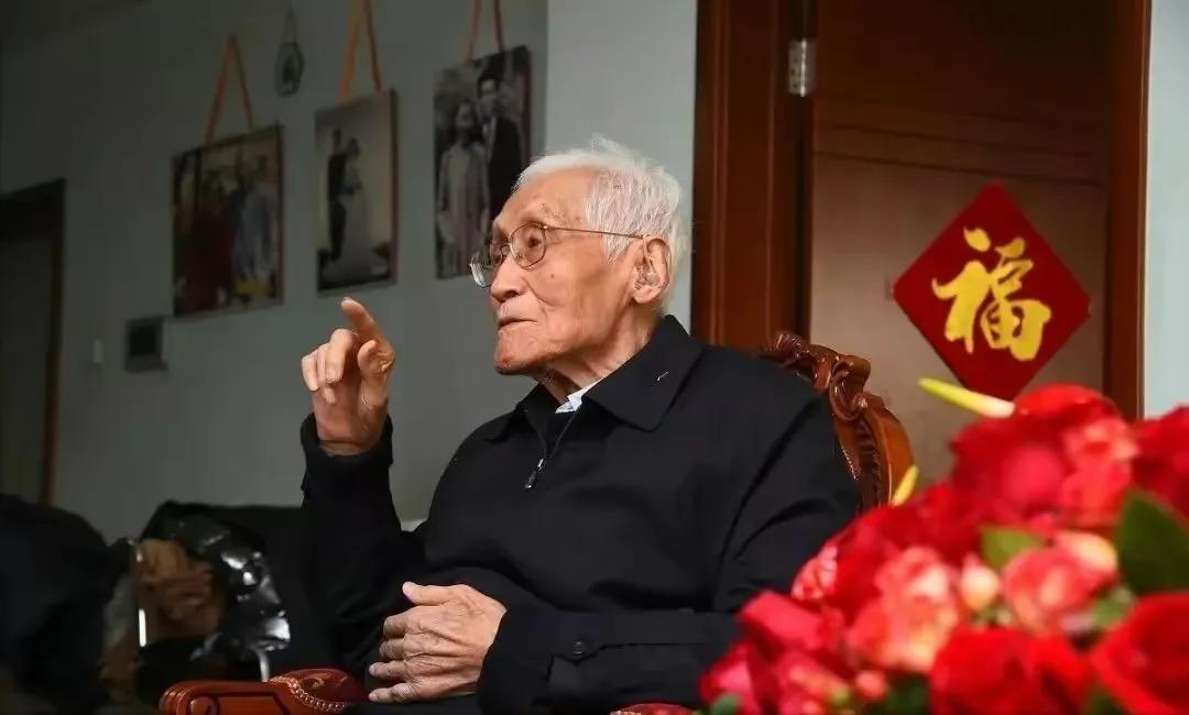 1945年，科学家陆元九公派赴美留学，在轮船上，他因为太过饥饿多拿一个面包。

