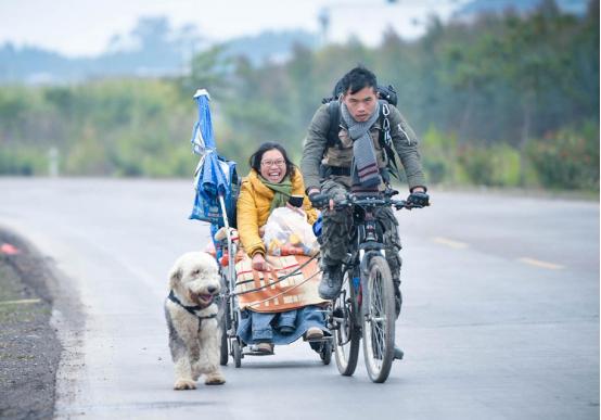 “与其在家等死，不如出去走走吧。”
2015年，广西小伙丁一舟得知女友得了绝症后