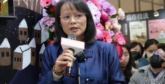 台湾女教师一句话让14亿人泪目：台湾，是祖上被抢走的孩子！

台湾北一女中语文教