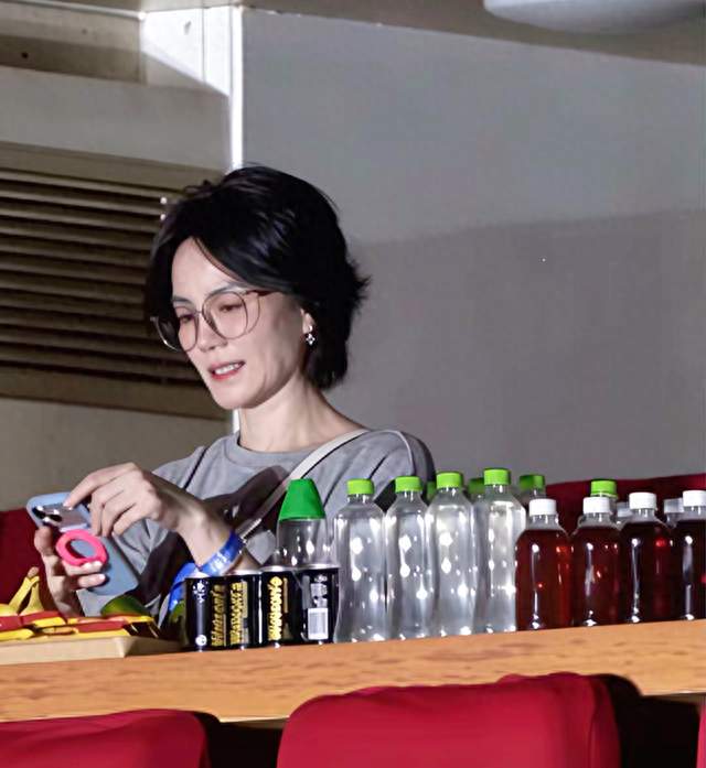 王菲一个动作，暴露了她有多细