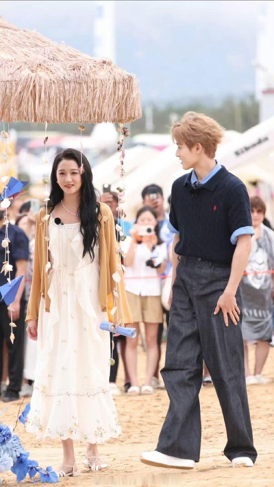 关晓彤李昀锐录团综像在拍偶像剧关晓彤李昀锐录团综同框cp感舒服了 