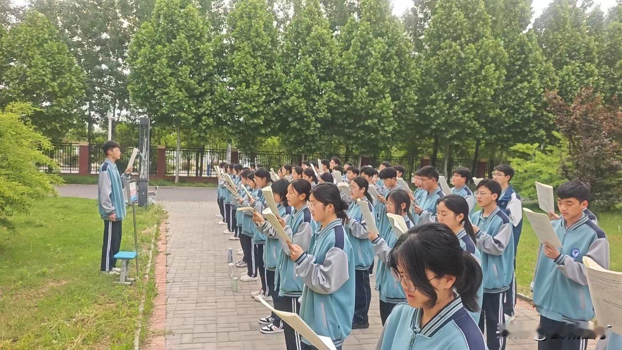 这一天，从别开生面的早自习开始了——户外英语早读。

我到时，看到我们书记和年级