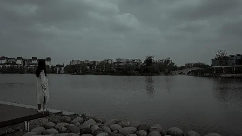 你觉得幸福应该是什么样的什么都不用愁，什么都够用，天天好心情。