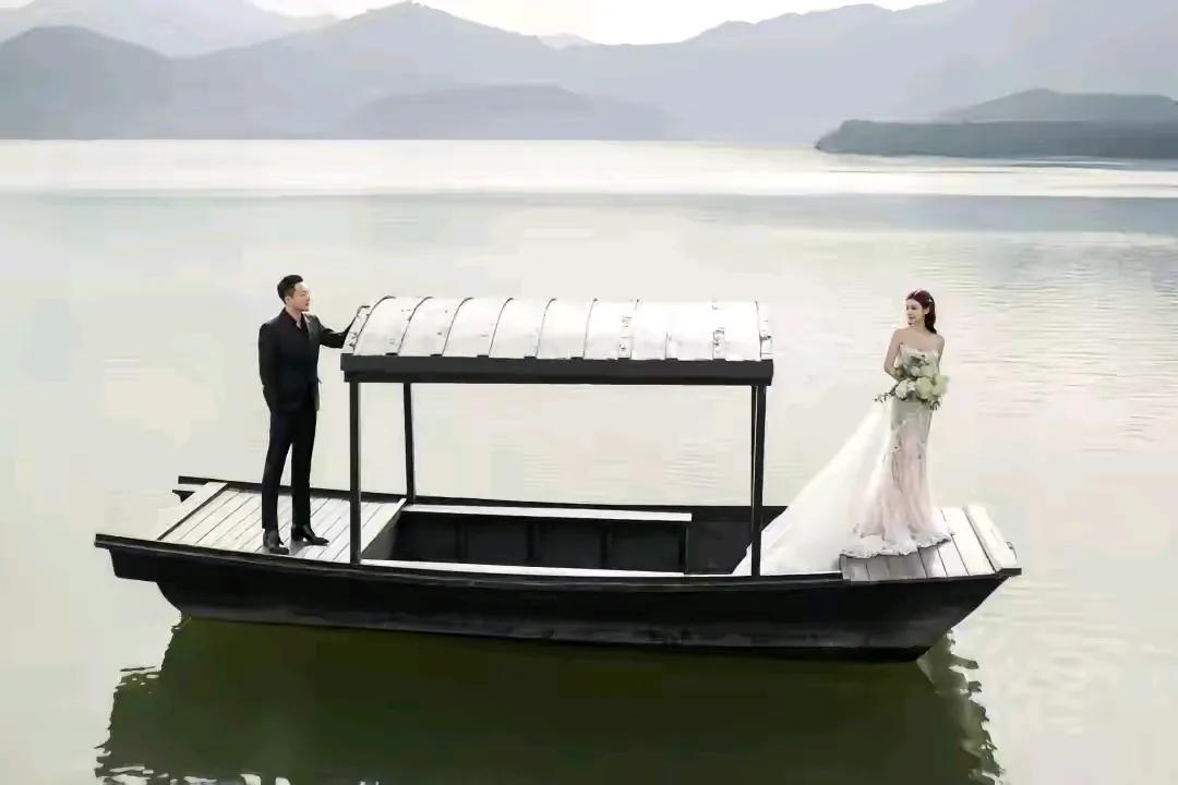 多么美的意境啊！婚纱照还有这么拍的。中国风国画的韵味十足，泼墨山水尽染天地。汪总