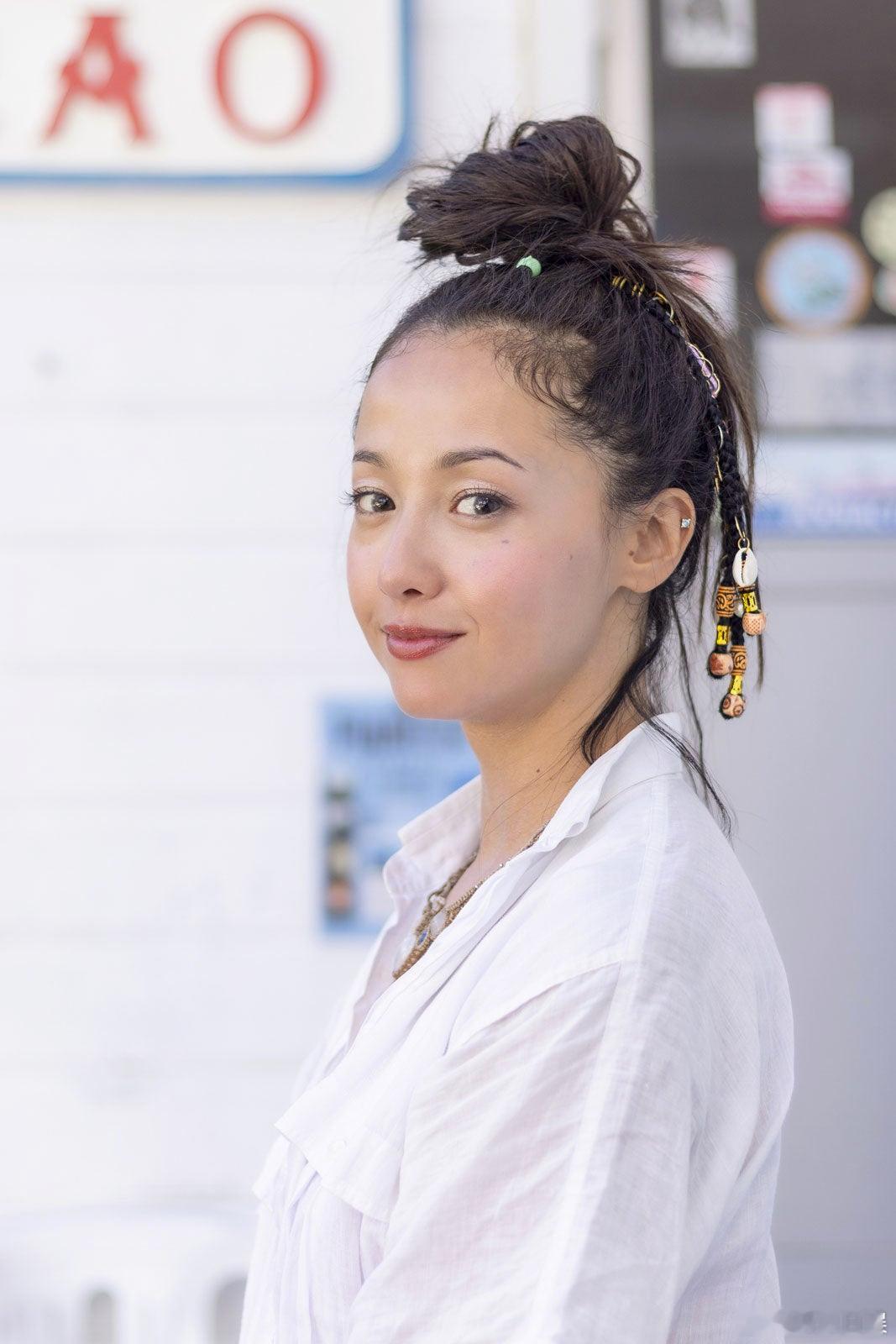 泽尻英龙华将于5月23日发售约20年来首本写真集《DAY OFF》。 