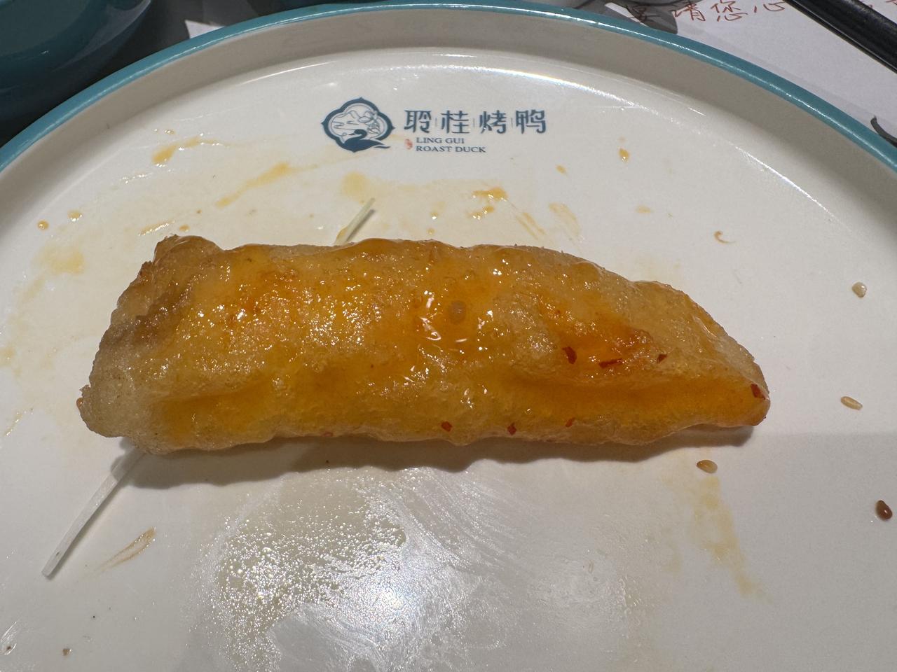 中午我们又去附近一家烤鸭店吃饭，暑假开启，算是给孩子们一个期末奖励吧。

我们不