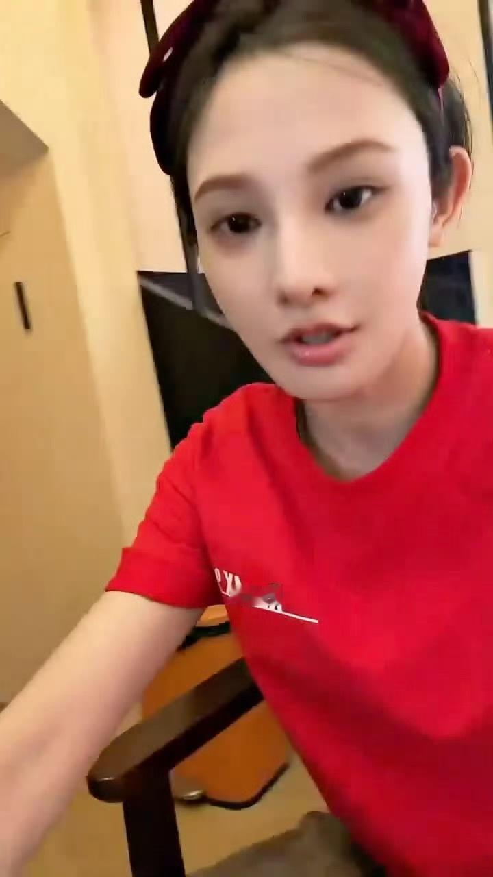 彭小苒开工直播被发现手指受伤还粘了夹板，她解释说不小心被门夹伤了