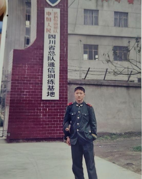 2006年，3名壮汉挟持一名18岁女学生，女孩在长途汽车上悄声向同车的一名武警战