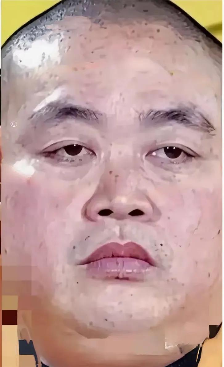 我老伴看着这照片说，释永信的眼神就不像一个真的出家人，他的眼神满是贪婪和欲望。 