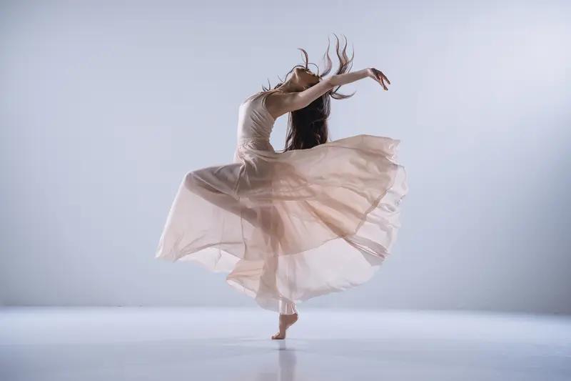 最近刷到那个跳舞的女孩，一下就被拿捏了。她跳舞技巧并非顶尖，可身上那股劲儿，舒展