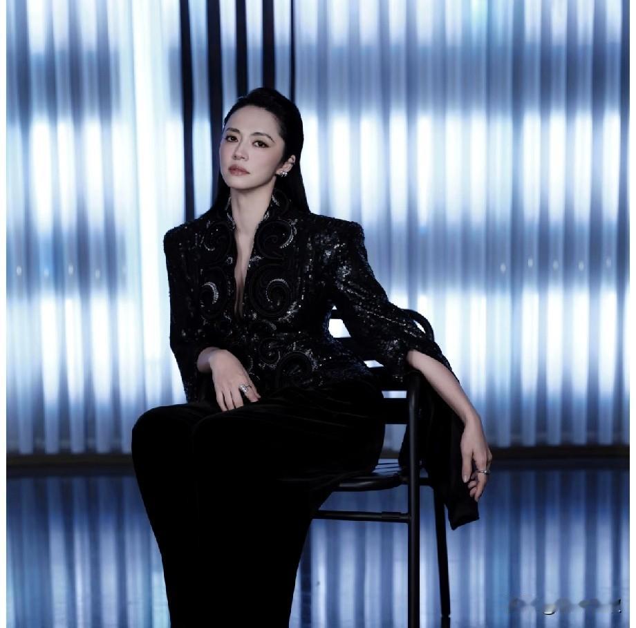 很多明星耍大牌，觉得自以为是，就是被人们过度的追捧。演员是他们的工作，他们有那么