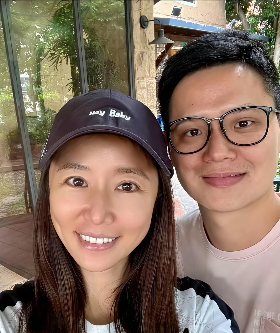 50岁的林心如在街头和路人合拍，不避讳素颜，这状态绝了