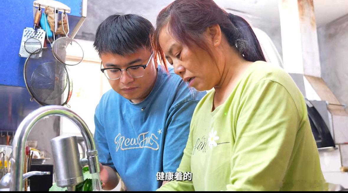 回老家遭遇炸裂养生局咱就是说，一回家就被七大姑八大姨按头养生，各种偏方土法齐上阵
