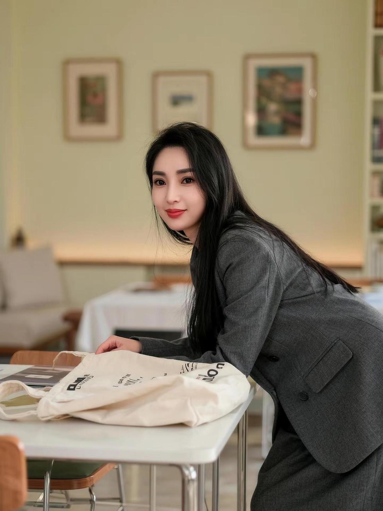 生活需要一个温柔的梦和一个温柔的人，没有回应的山谷不值得你纵身一跃