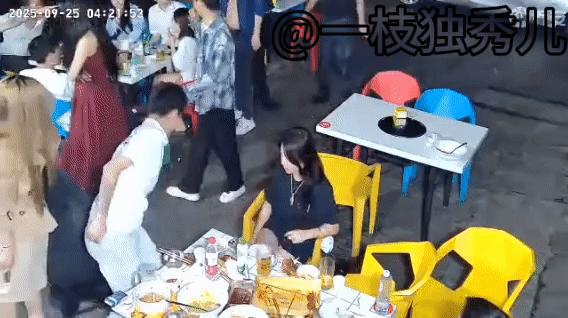 闺蜜拍照比扶人还快？这事儿最近在网上火了。好多人出门玩，摔了一跤，身边朋友第一反