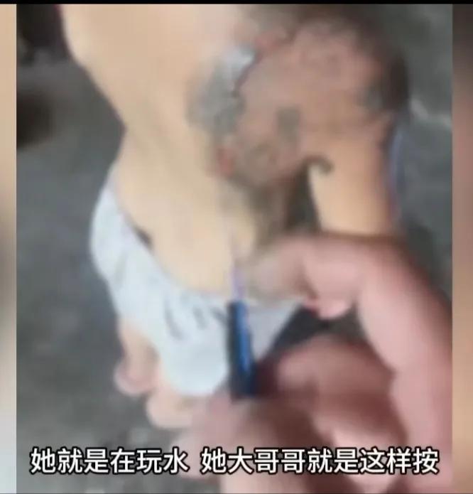 真是让人心疼又后怕。广西钦州一个4岁半的小女孩，在家洗澡时被12岁的哥哥用打火机