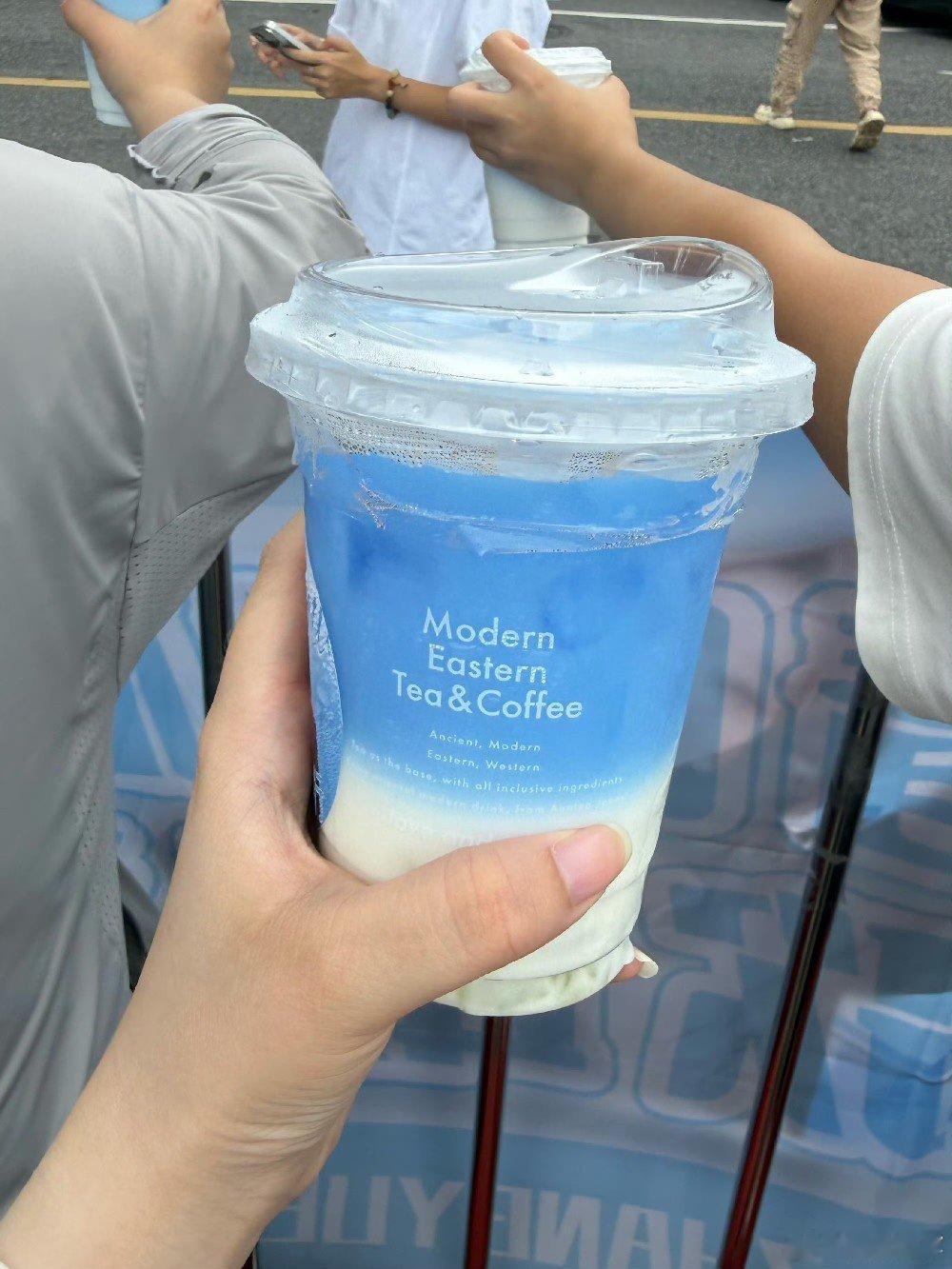 张月请粉丝喝奶茶张月又来宠粉喽，请粉丝喝奶茶啦，这也太幸福了张月逆应援请粉丝喝奶