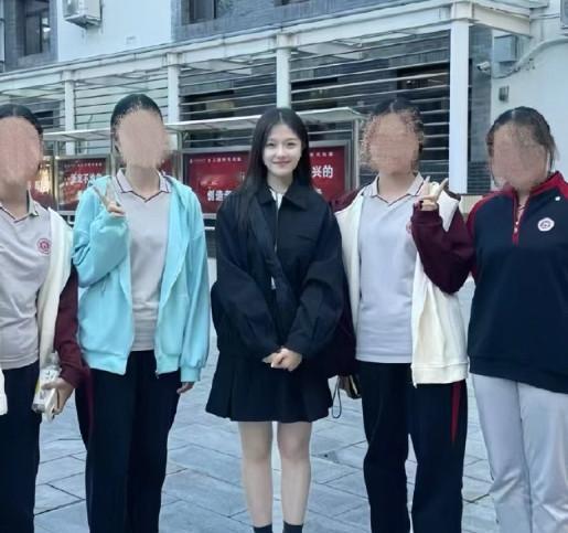 李兰迪和路人合影，原来她的脸是这么小明星不愧是明星啊。 ​​​