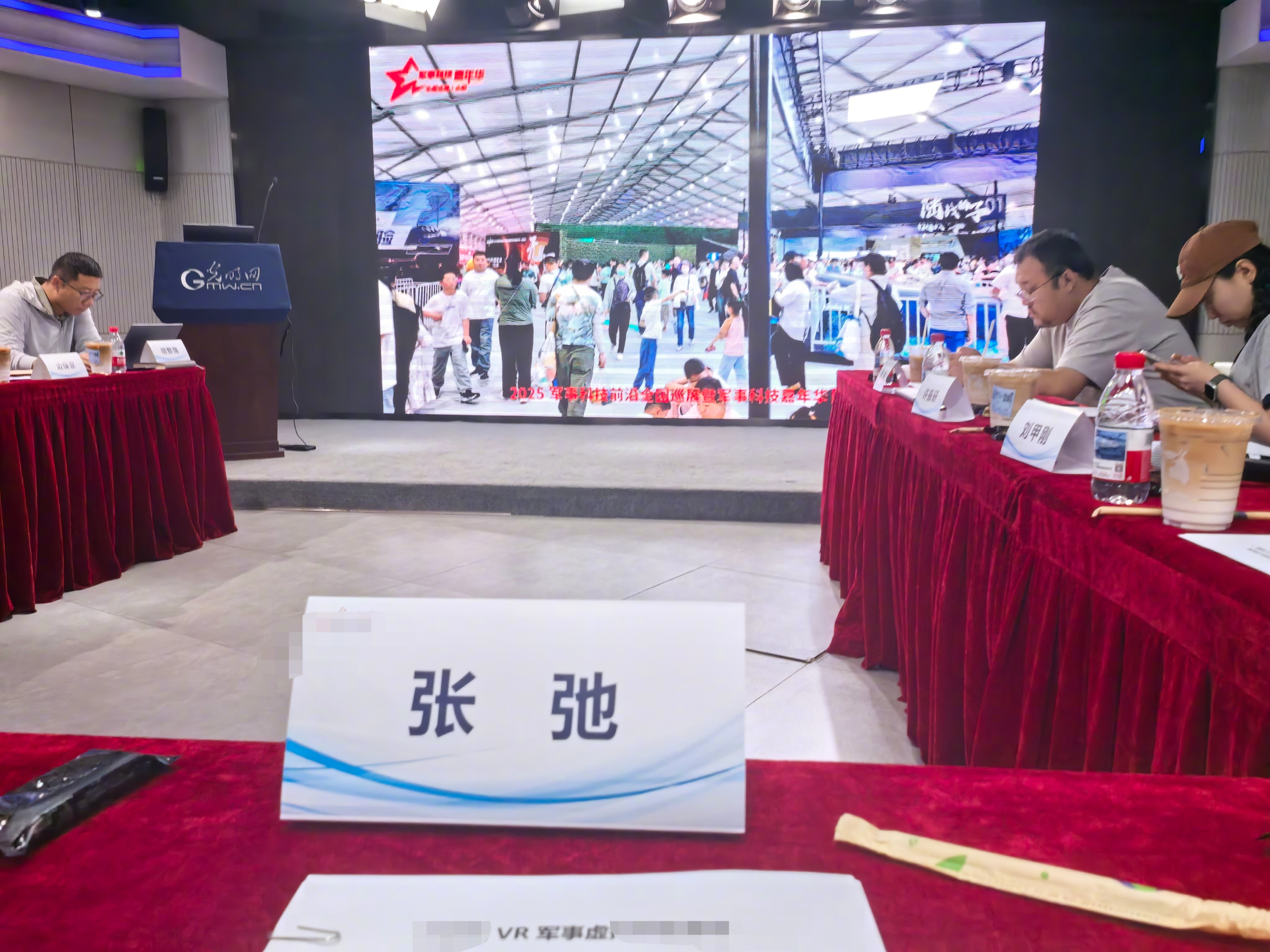 下午开会研讨一个军事科普项目，有个军校一级教授会前慷慨陈词，说某些人也在军校接受