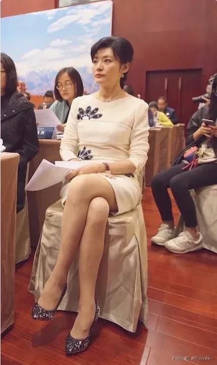 央视涛姐，已经50多岁还美的冒泡！难以置信自己的眼睛，这状态比30岁的少妇好多了