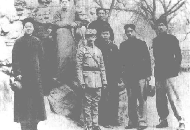 1937年春，张寒晖(中间穿军装者)投笔从戎，参加东北军，走上抗日救亡前线。