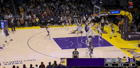 裁判把球权给了国王，东契奇抱怨，雷迪克看了一眼里夫斯，里夫斯点个头，雷迪克马上表