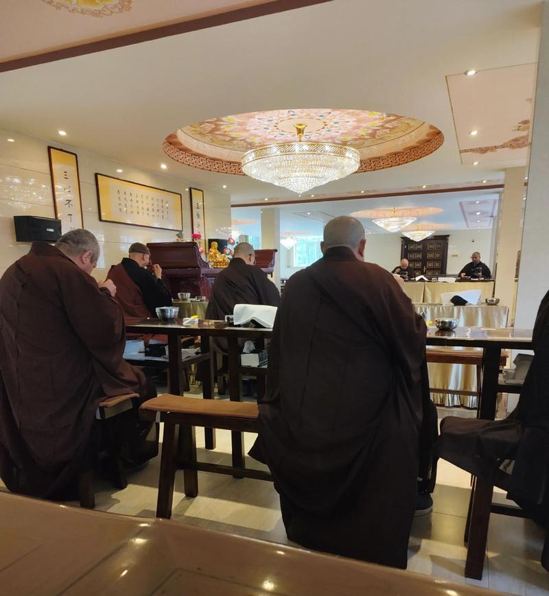 四川泸州，一座古寺里，负责斋饭的师傅，竟然当众哭了，只因为游客直接把吃了几口的大