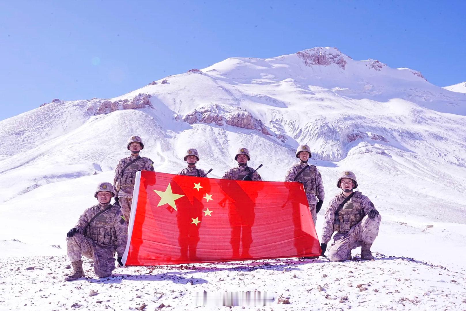 #迷彩军恋[超话]# 与国旗这样合影，太酷了！央广军事 ​​​