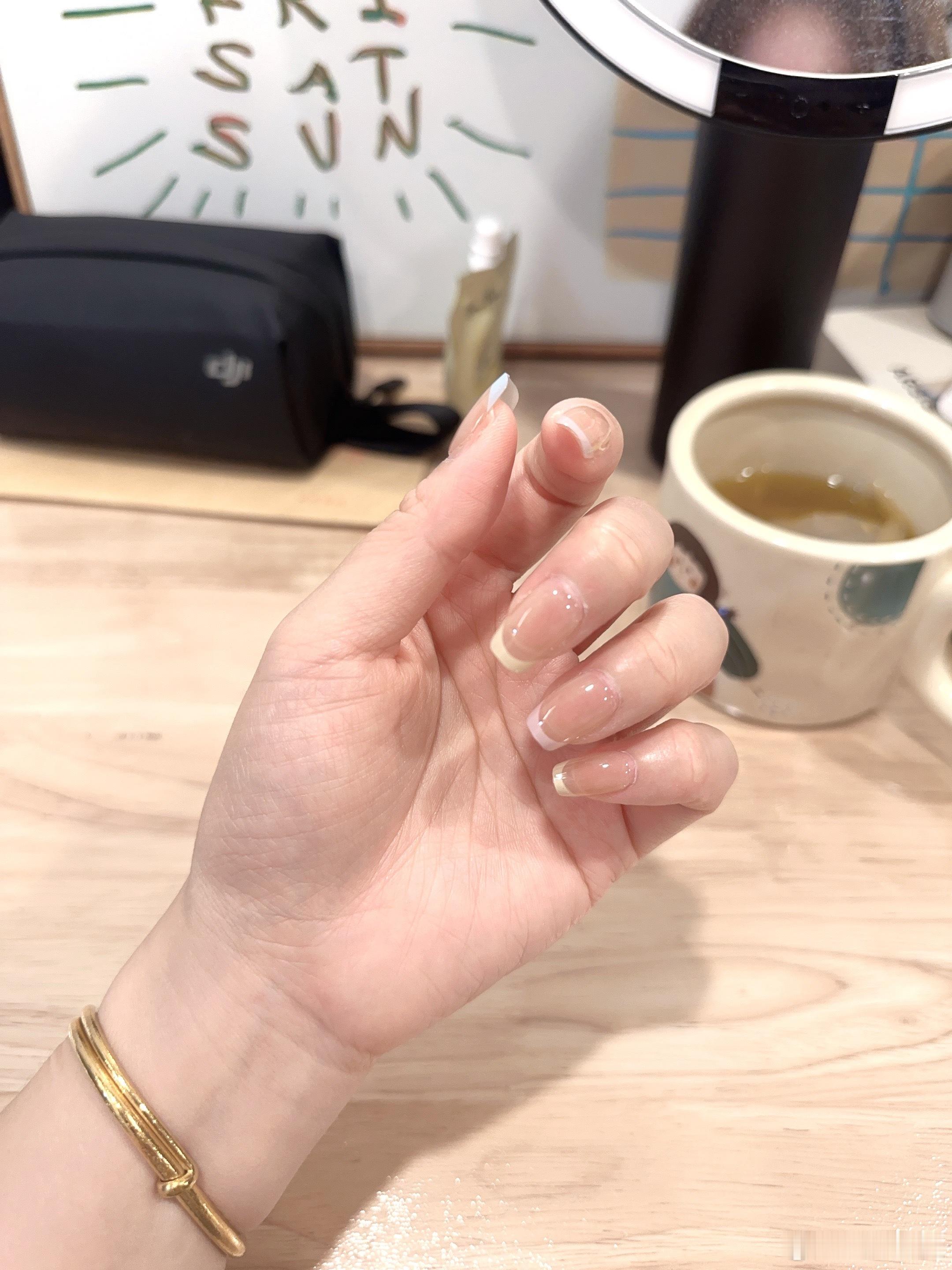 做个精致的女人有点难啊这么长玩手机都不方便了[允悲] ​​​