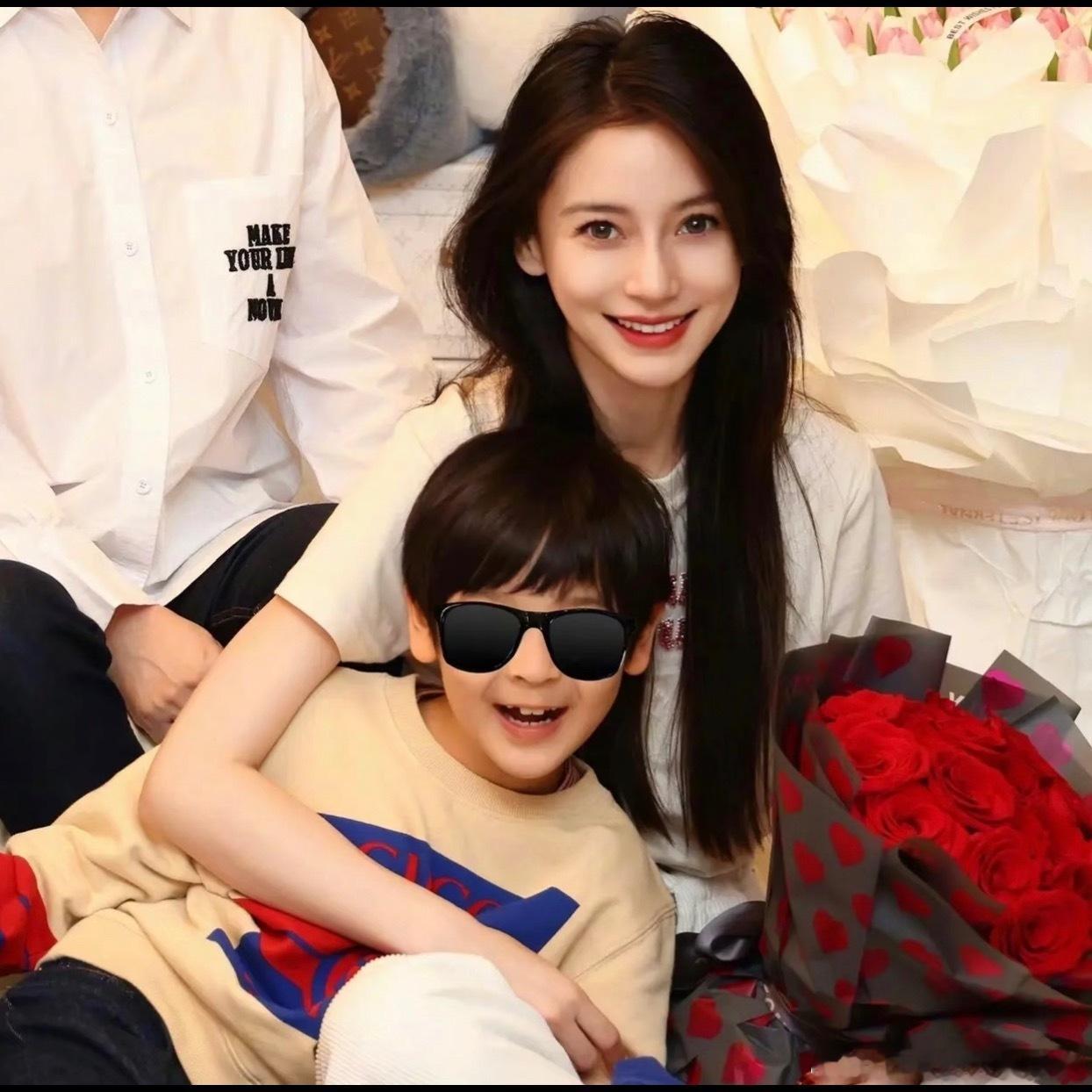 八卦媒体拍到黄晓明Angelababy带儿子“小海绵”出门游玩，Angelaba