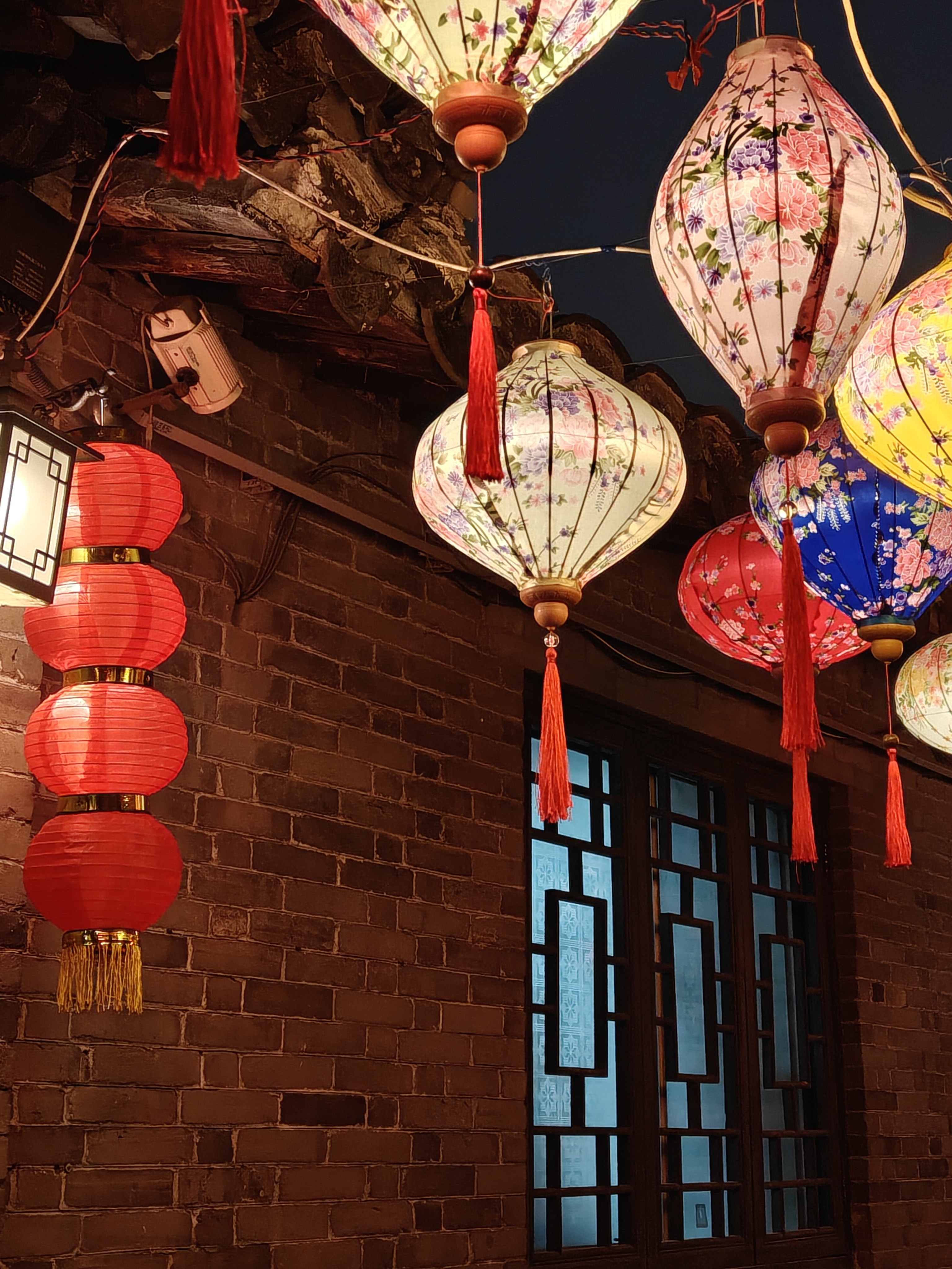 一加15今年影像表现还是非常不错的，这又是夜景，又是多色彩的情况下，随手拍颜色都