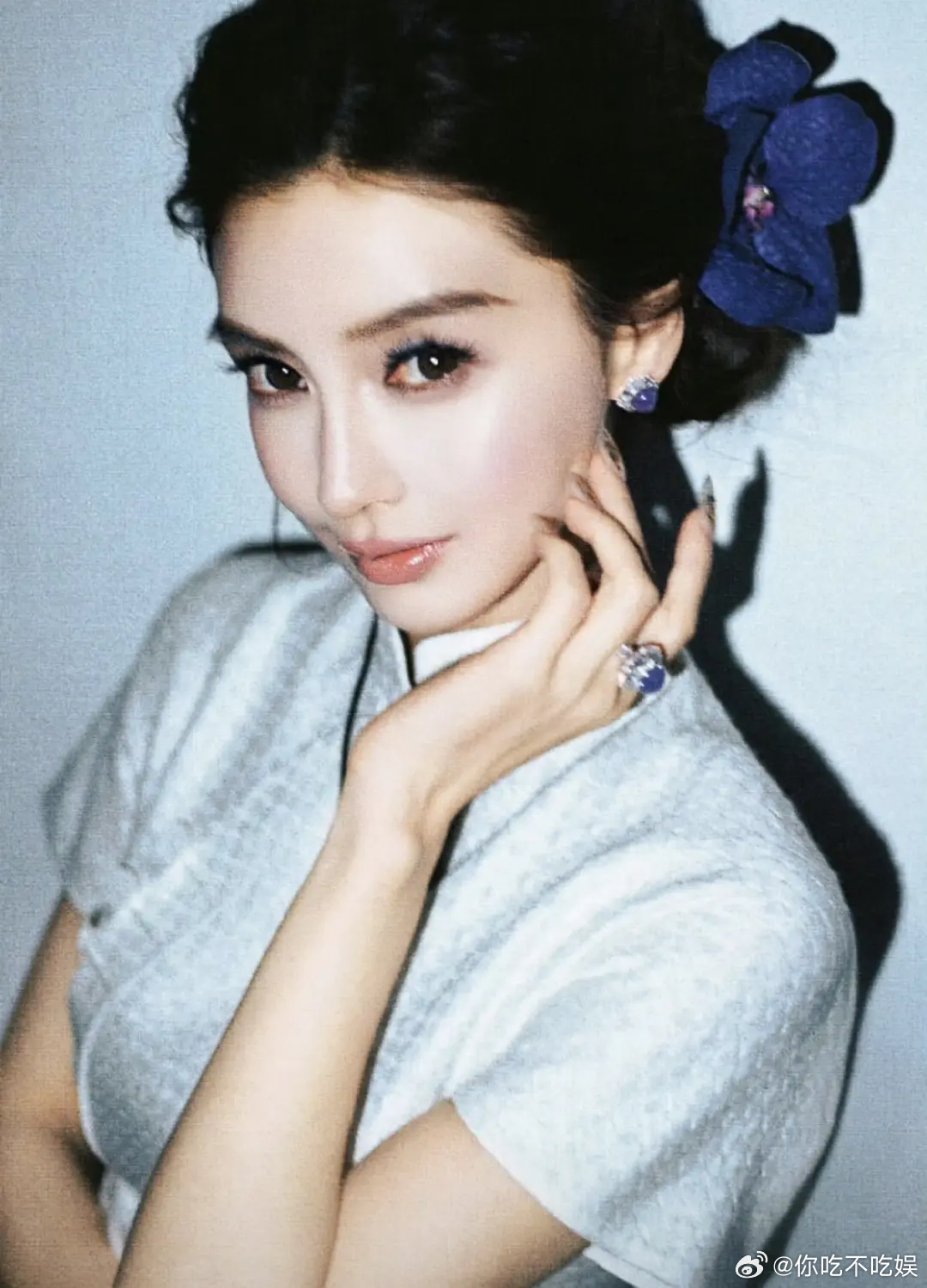 Angelababy这到底在干嘛？好好的一张脸p的真的都要认不出了。 