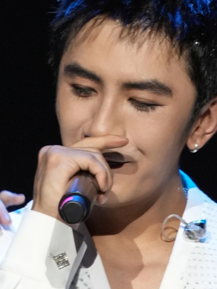 肖顺尧眨眨眼 睫毛风能把人扇到感冒好伟大的脸好震撼的长睫毛 