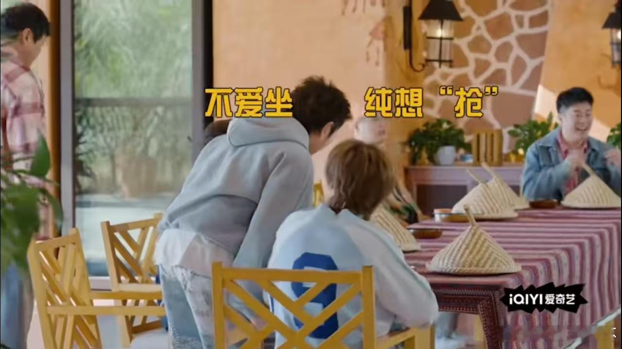 王勉抢鹿晗座位哈哈哈哈哈王勉晒鹿晗拍立得合照 鹿晗被抢座后那个笑容太治愈了，然后