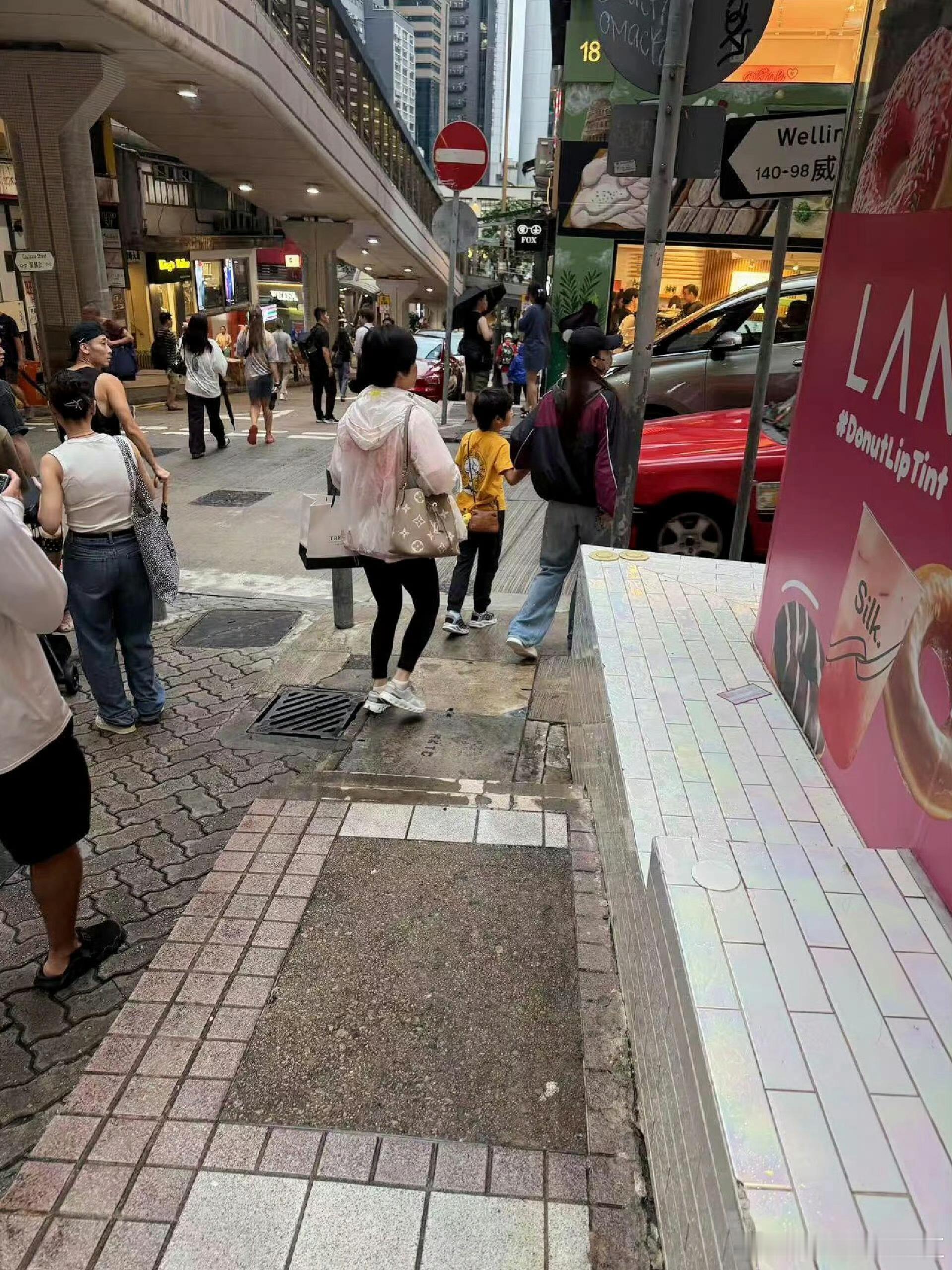 香港偶遇angelababy小海绵孩子跟妈妈就是幸福，爸爸那边一堆事，妈妈带着孩