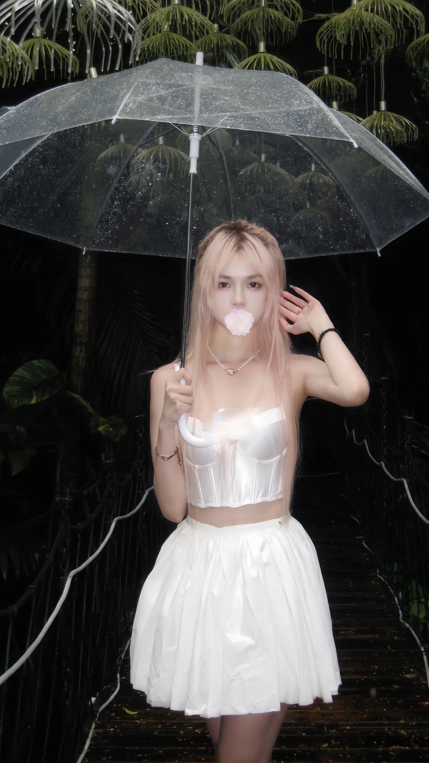 有人说你菀菀类卿有人说你是他唯一的妻。