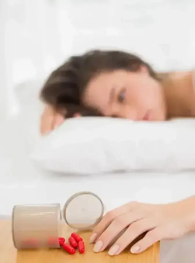 昨晚九点，他把安眠药推到桌角，关灯躺平，跟自己打赌今晚不靠药。
结果躺到一点，脑